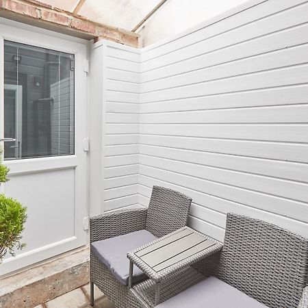 Host & Stay - Wadsworth Cottage 휫비 외부 사진